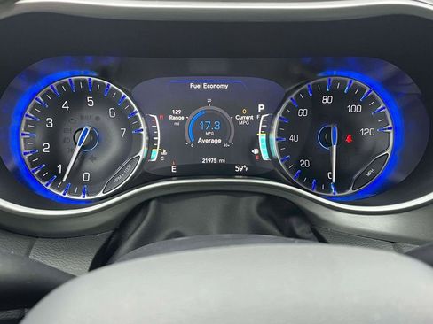 Used 2025 Chrysler Pacifica Select FWD image 24