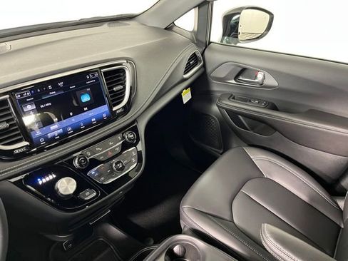 Used 2026 Chrysler Pacifica Select FWD image 35
