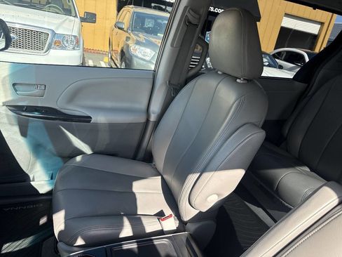 Used 2014 Toyota Sienna LE FWD image 15