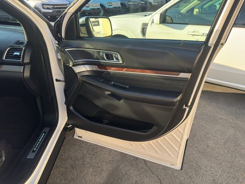 Used 2018 Ford Explorer Platinum image 26