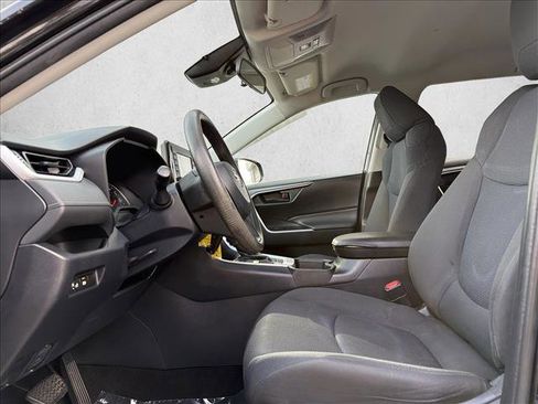 Used 2019 Toyota RAV4 LE image 11