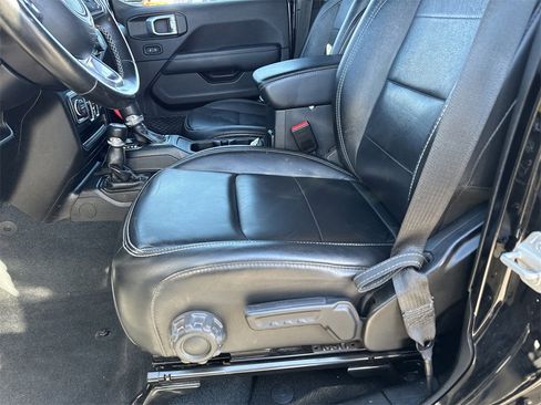 Used 2022 Jeep Wrangler Unlimited Sahara image 13