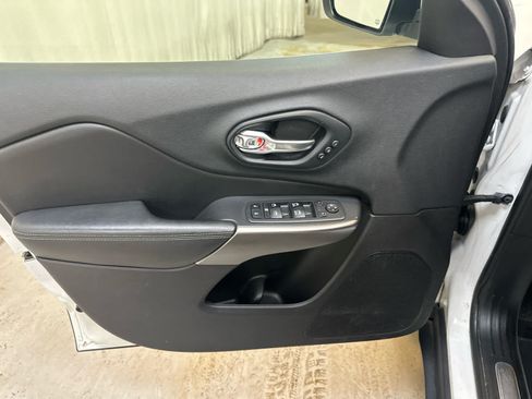 Used 2019 Jeep Cherokee Limited w/ Luxury Group AWD/4WD image 27