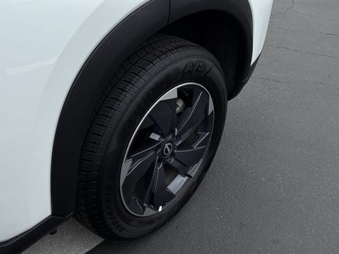 Used 2025 Nissan Rogue SV FWD image 32