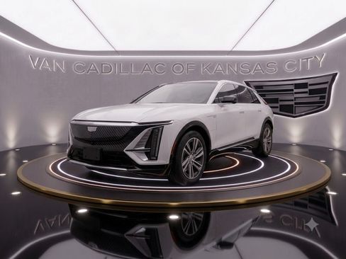 Certified 2024 Cadillac Lyriq Luxury AWD/4WD image 4