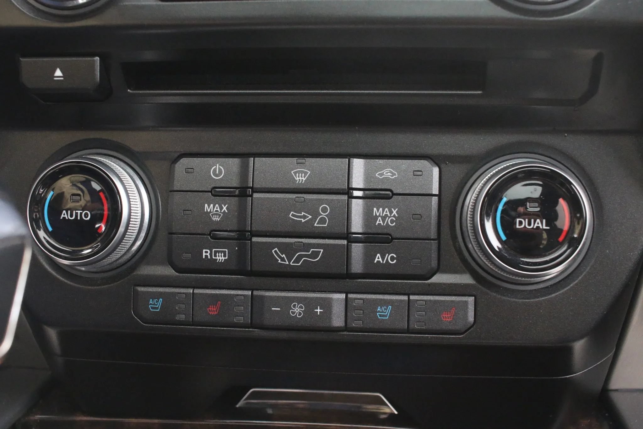 Used 2015 Ford F150 Platinum w/ Equipment Group 701A Luxury RWD image 27