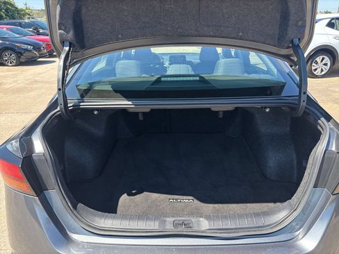 Used 2025 Nissan Altima 2.5 SV FWD image 31