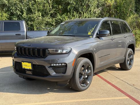 New 2025 Jeep Grand Cherokee Limited w/ Black Appearance Package image 4