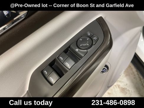 Used 2019 GMC Acadia SLT AWD/4WD image 16