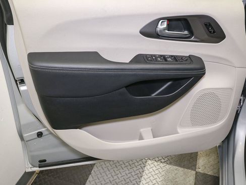 Used 2024 Chrysler Pacifica Touring-L FWD image 37