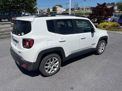 Used 2016 Jeep Renegade Latitude w/ Cold Weather Group FWD image 10