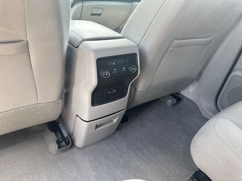 Used 2022 GMC Acadia SLE FWD image 28