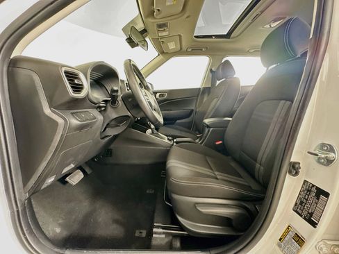 Used 2025 Hyundai Venue SEL FWD image 13