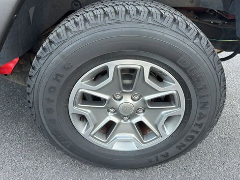 Used 2015 Jeep Wrangler Unlimited Rubicon w/ Connectivity Group image 23