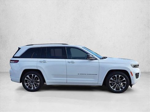 Used 2022 Jeep Grand Cherokee Overland w/ Luxury Tech Group IV AWD/4WD image 4