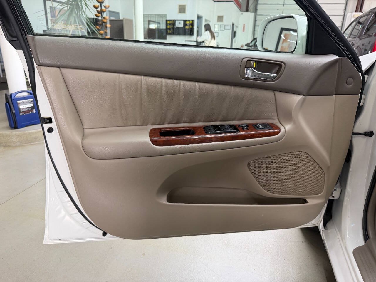 Used 2005 Toyota Camry XLE FWD image 10