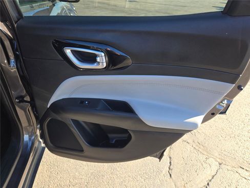 Used 2024 Jeep Compass Limited image 9