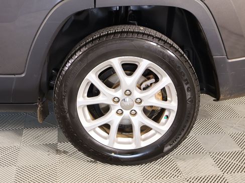 Used 2018 Jeep Cherokee Latitude Plus image 16