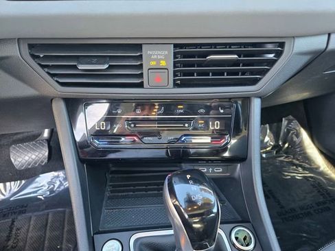 Used 2025 Volkswagen Jetta SE FWD image 17