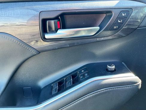 Used 2022 Toyota Highlander Limited AWD/4WD image 18