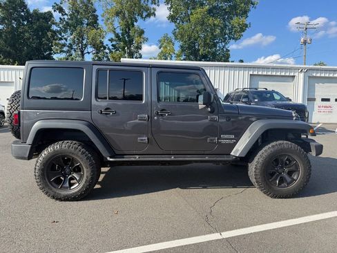 Used 2017 Jeep Wrangler Unlimited Rubicon w/ Connectivity Group AWD/4WD image 29