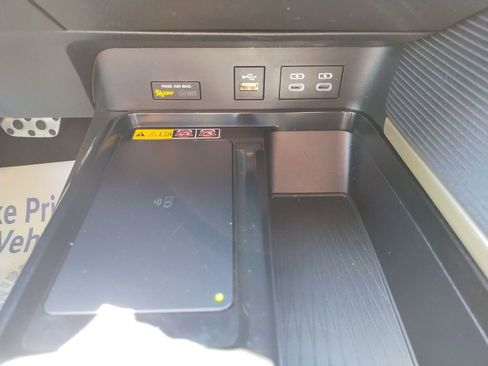 Used 2025 Toyota Camry SE FWD image 35