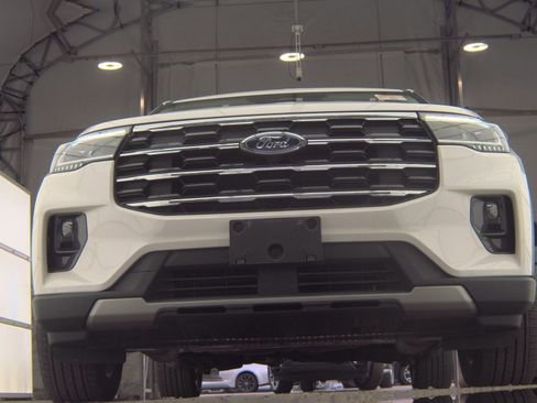Used 2025 Ford Explorer Active w/ Active Comfort Package AWD/4WD image 3