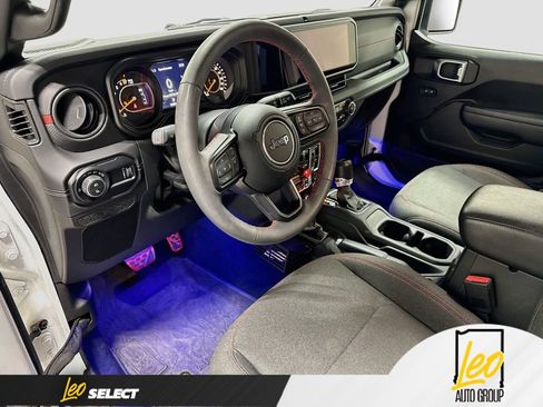 Used 2024 Jeep Gladiator Rubicon w/ Technology Group AWD/4WD image 12