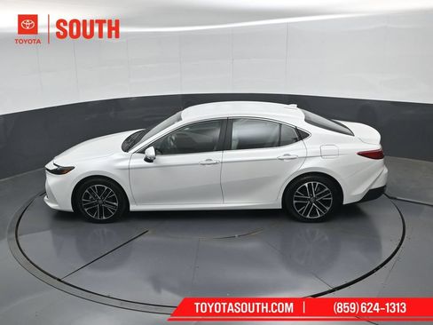 Used 2025 Toyota Camry XLE AWD/4WD image 49