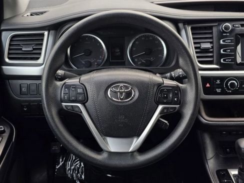 Used 2018 Toyota Highlander LE image 21