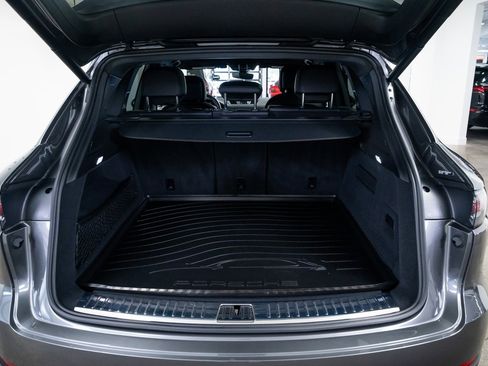 Used 2023 Porsche Cayenne w/ Premium Package image 8
