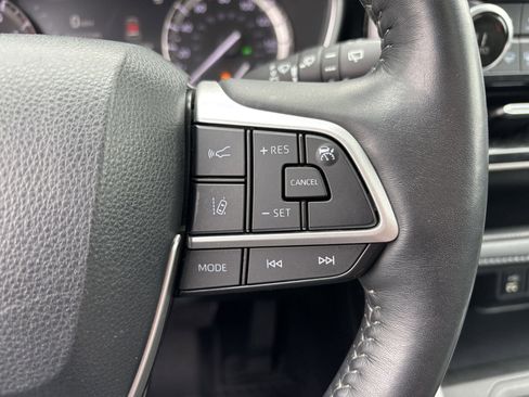 Used 2022 Toyota Highlander XLE image 32