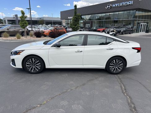 Used 2025 Nissan Altima 2.5 SV FWD image 12