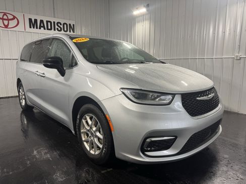 Used 2024 Chrysler Pacifica Touring-L image 7