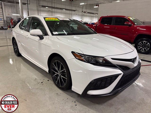 Used 2024 Toyota Camry SE FWD image 11