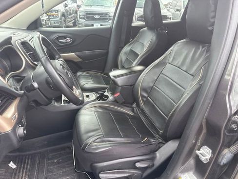 Used 2018 Jeep Cherokee Latitude w/ Altitude Package FWD image 10