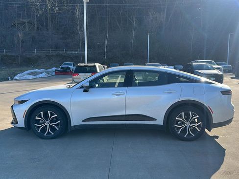 Used 2023 Toyota Crown Limited image 11