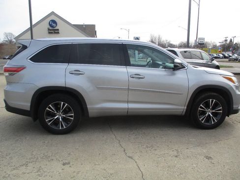Used 2016 Toyota Highlander XLE image 7