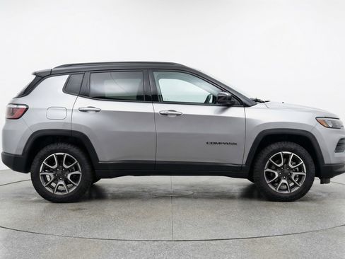 Used 2025 Jeep Compass Trailhawk image 11