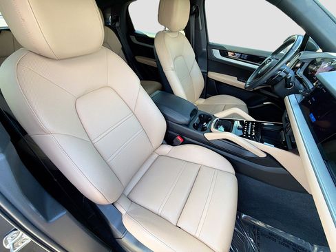 Used 2025 Porsche Cayenne Coupe image 15