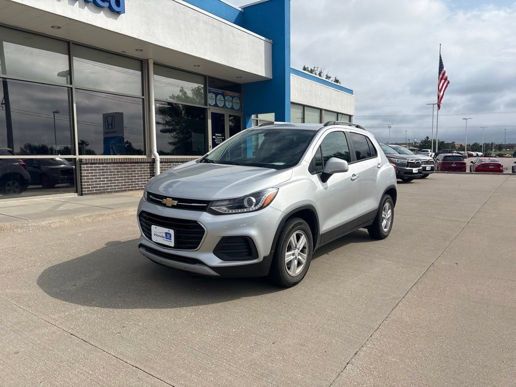 Used 2022 Chevrolet Trax LT w/ LT Convenience Package AWD/4WD image 1