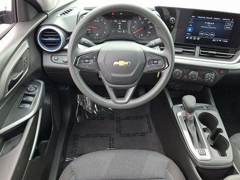 Used 2025 Chevrolet Trax LS w/ LS Convenience Package FWD image 12