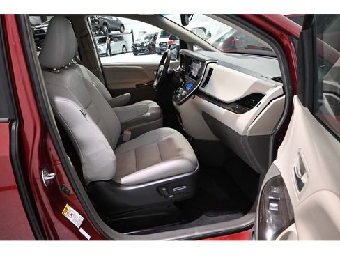 Used 2017 Toyota Sienna XLE FWD image 15