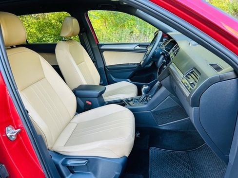 Used 2022 Volkswagen Tiguan SE w/ Panoramic Sunroof Package image 23