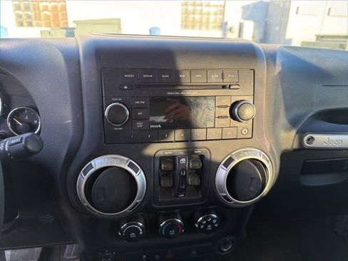 Used 2018 Jeep Wrangler Unlimited Sahara image 36