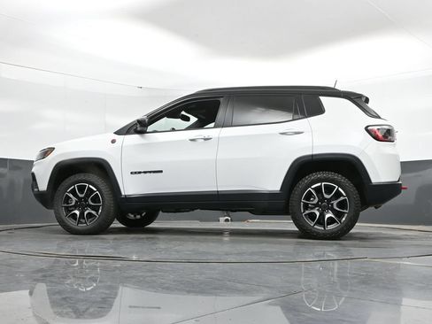 Used 2025 Jeep Compass Trailhawk AWD/4WD image 45