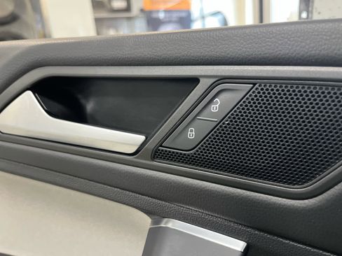 Used 2020 Volkswagen Tiguan S image 20