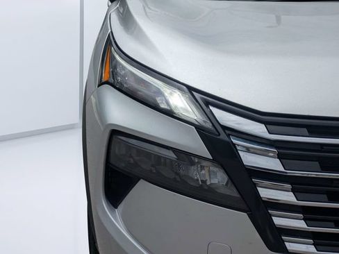 Used 2024 Nissan Rogue SV FWD image 9