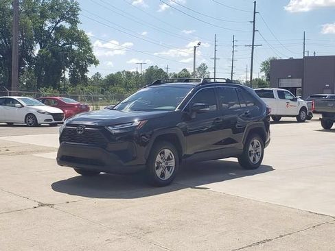 Used 2025 Toyota RAV4 XLE AWD/4WD image 9