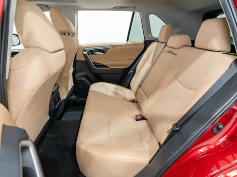 Used 2021 Toyota RAV4 XLE w/ Convenience Package FWD image 30